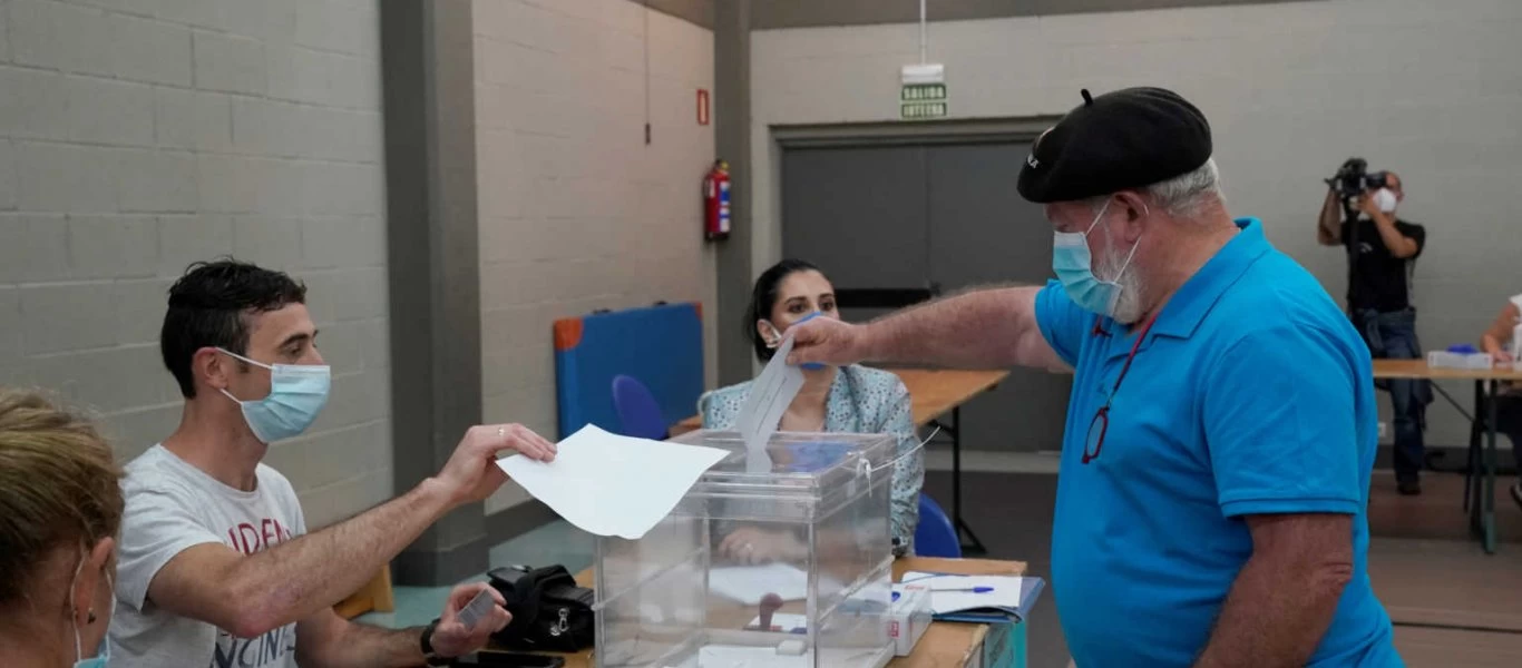 Ισπανία: «Μασκοφόροι» και με το αντισηπτικό στο χέρι οι ψηφοφόροι των περιφερειακών εκλογών